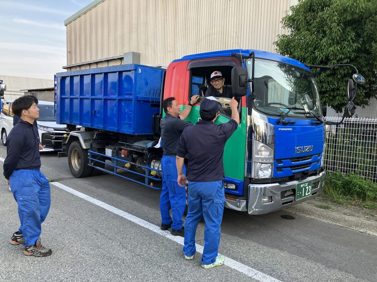脱着式コンテナを積んだコンテナ車