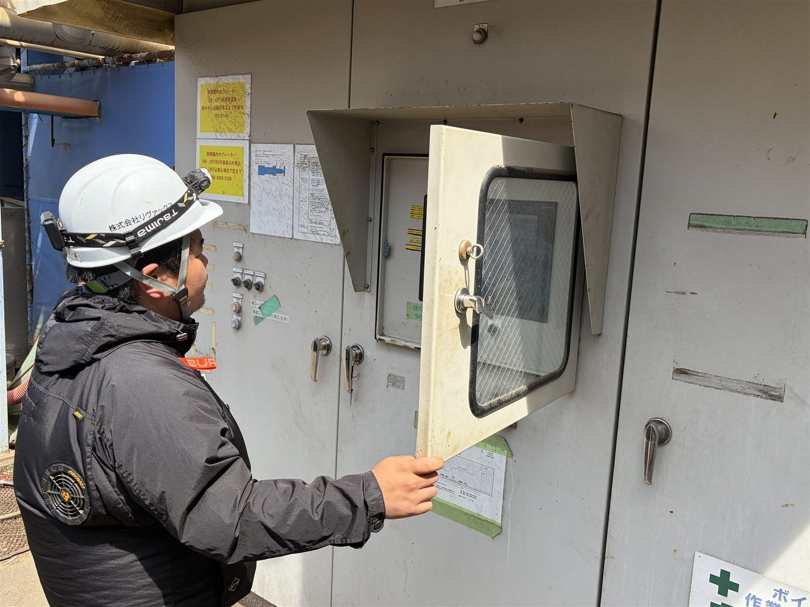 乾燥プラントの設備を点検する社員