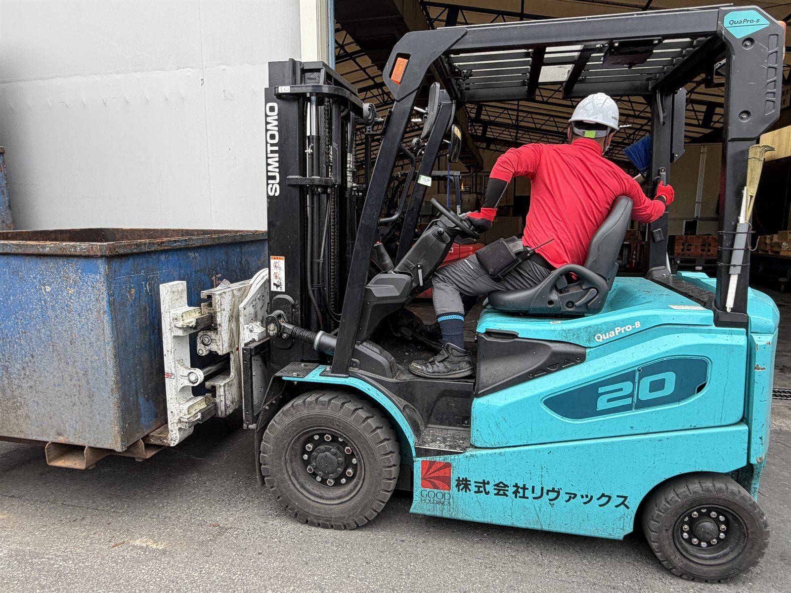 フォークリフトで廃棄物を搬送